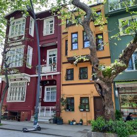 Цветные домики в районе Балат в Стамбуле