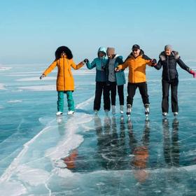 Катание на коньках по озеру Байкал