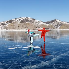 Катание на коньках по льду Байкала