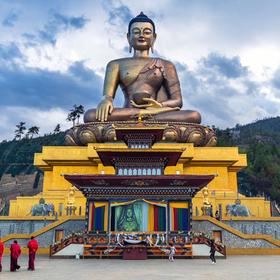 Статуя Будды Дорденмы в горах Бутана