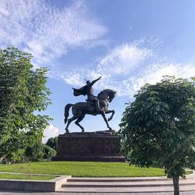 Памятник Амиру Темуру в Ташкенте
