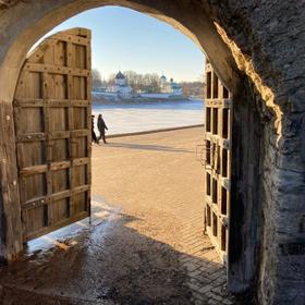 Ворота Псковского кремля