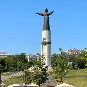 Монумент Матери-Покровительнице в Чебоксарах