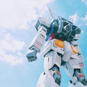Статуя Gundam на площади Токио