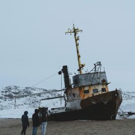 Заброшенный буксир в Териберке