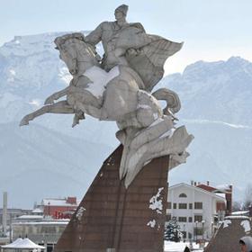 Памятник Иссе Плиеву во Владикавказе