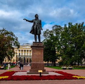 Памятник Пушкину на площади Искусств