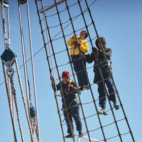 Подъем на мачту парусника Мир