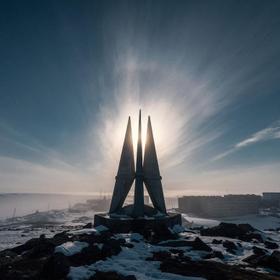 Обелиск защитникам Диксона