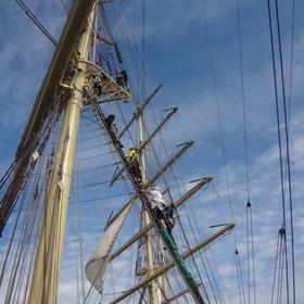 Подъем на мачту в круизе по Балтийскому морю