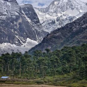 Деревня Янгла Кхарка