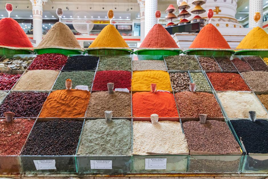 Специи для продажи на рынке Мехргон