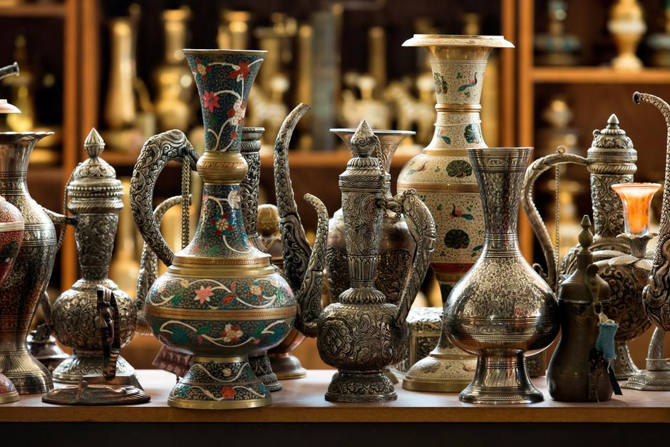 Традиционные турецкие кувшины на рынке в Стамбуле